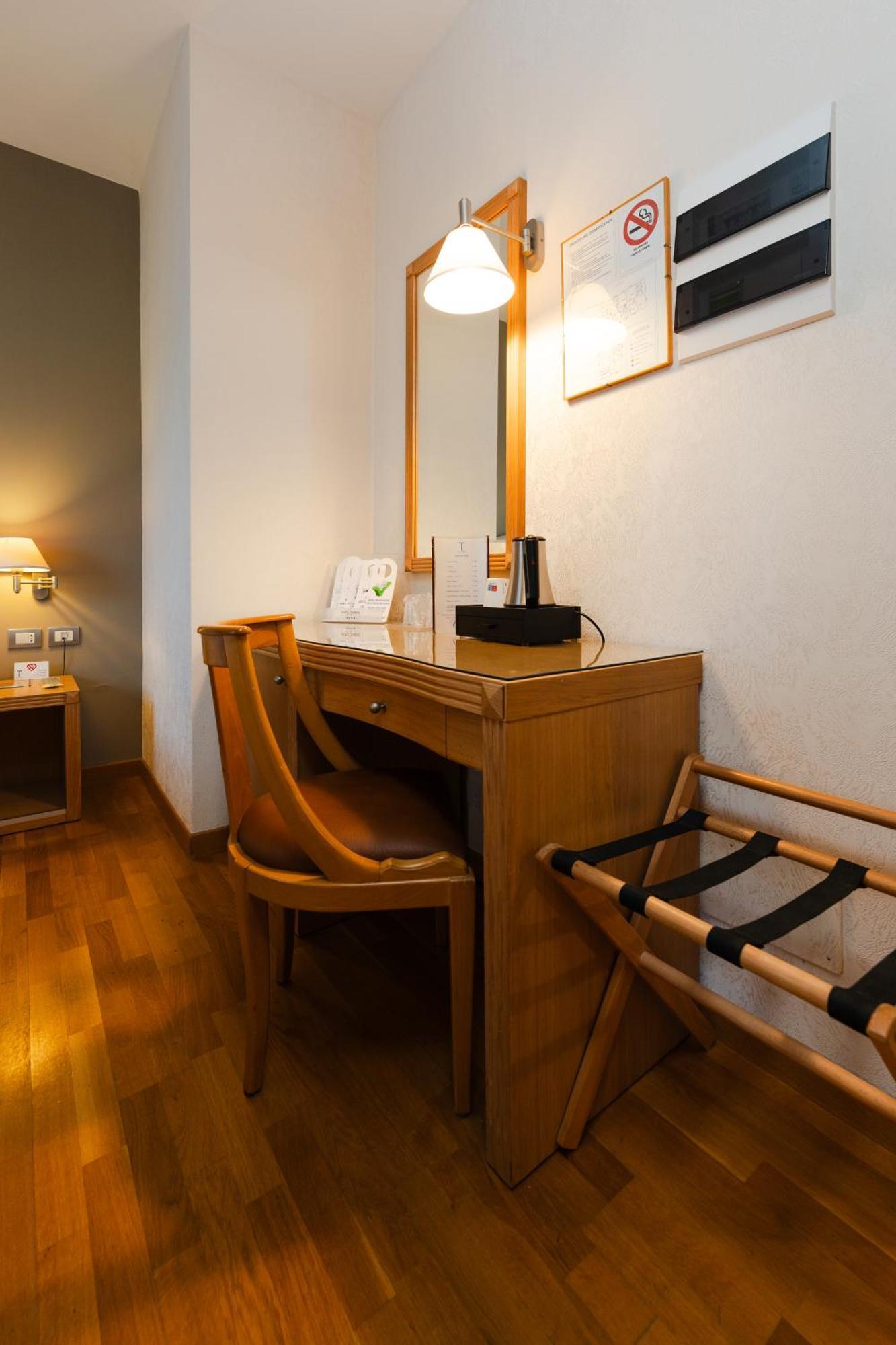 Hotel Touring Карпи Екстериор снимка
