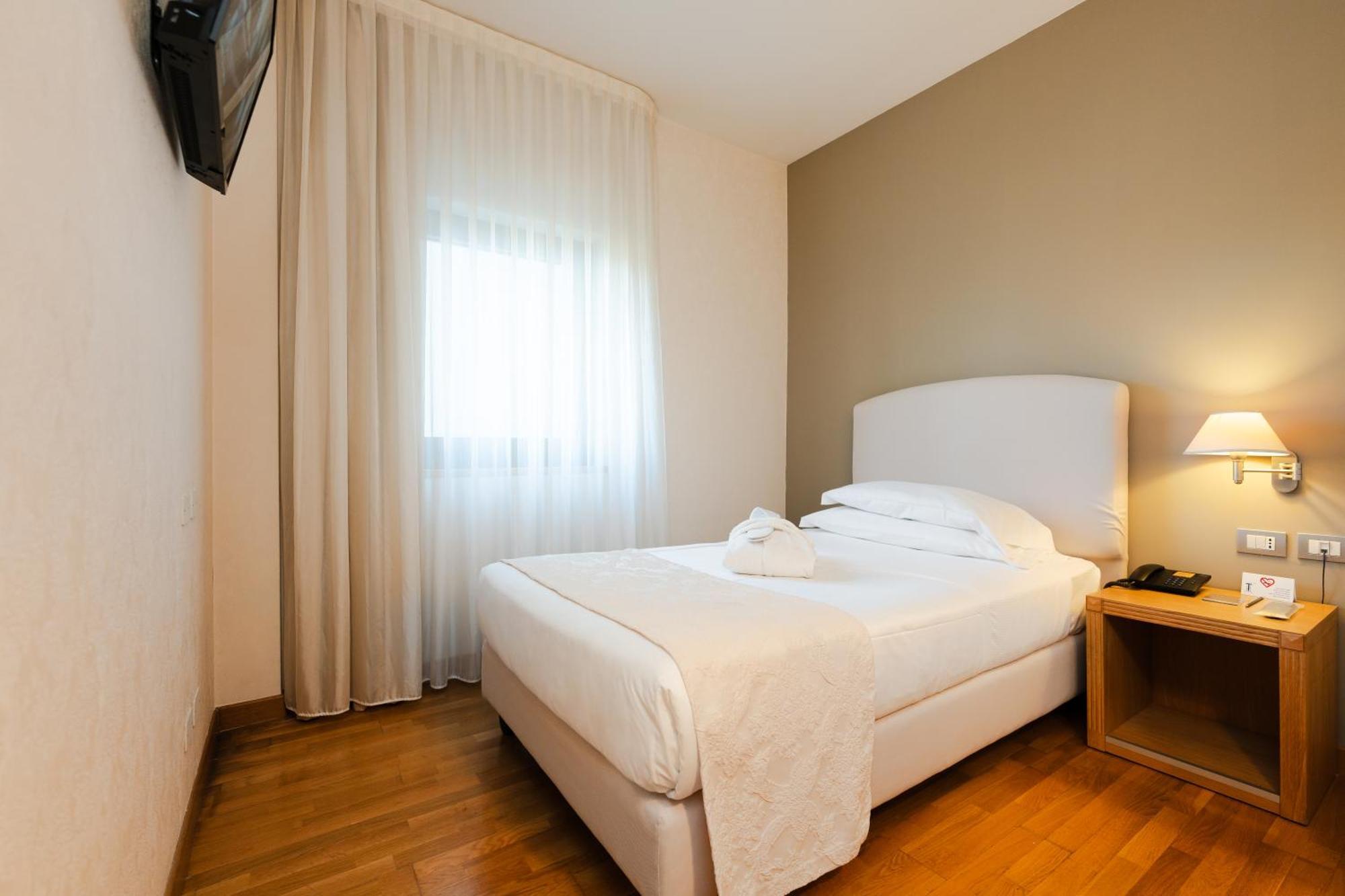 Hotel Touring Карпи Екстериор снимка