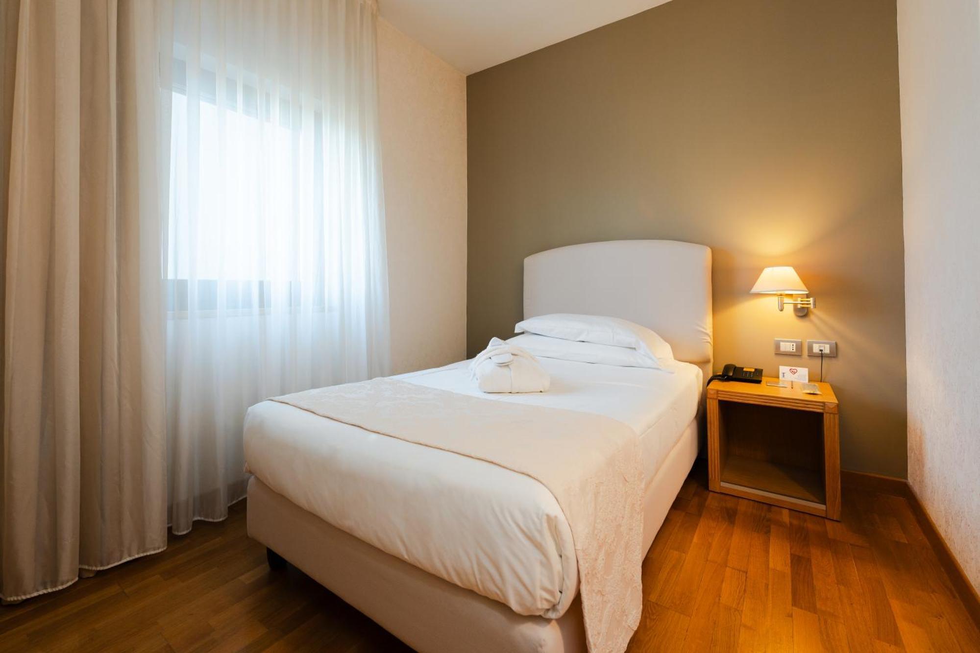 Hotel Touring Карпи Екстериор снимка