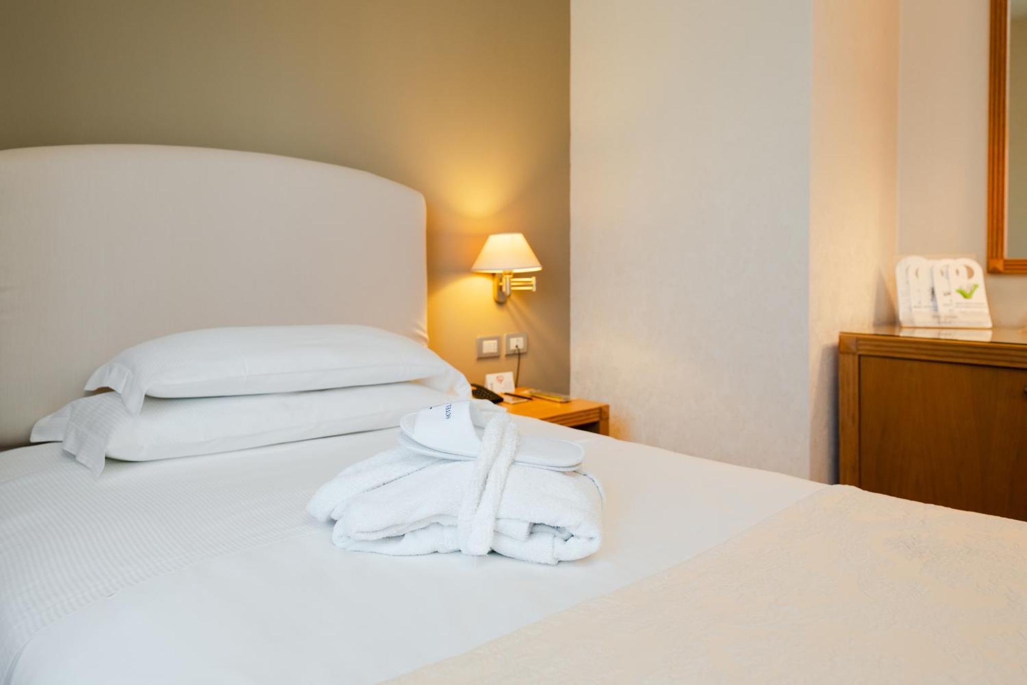 Hotel Touring Карпи Екстериор снимка