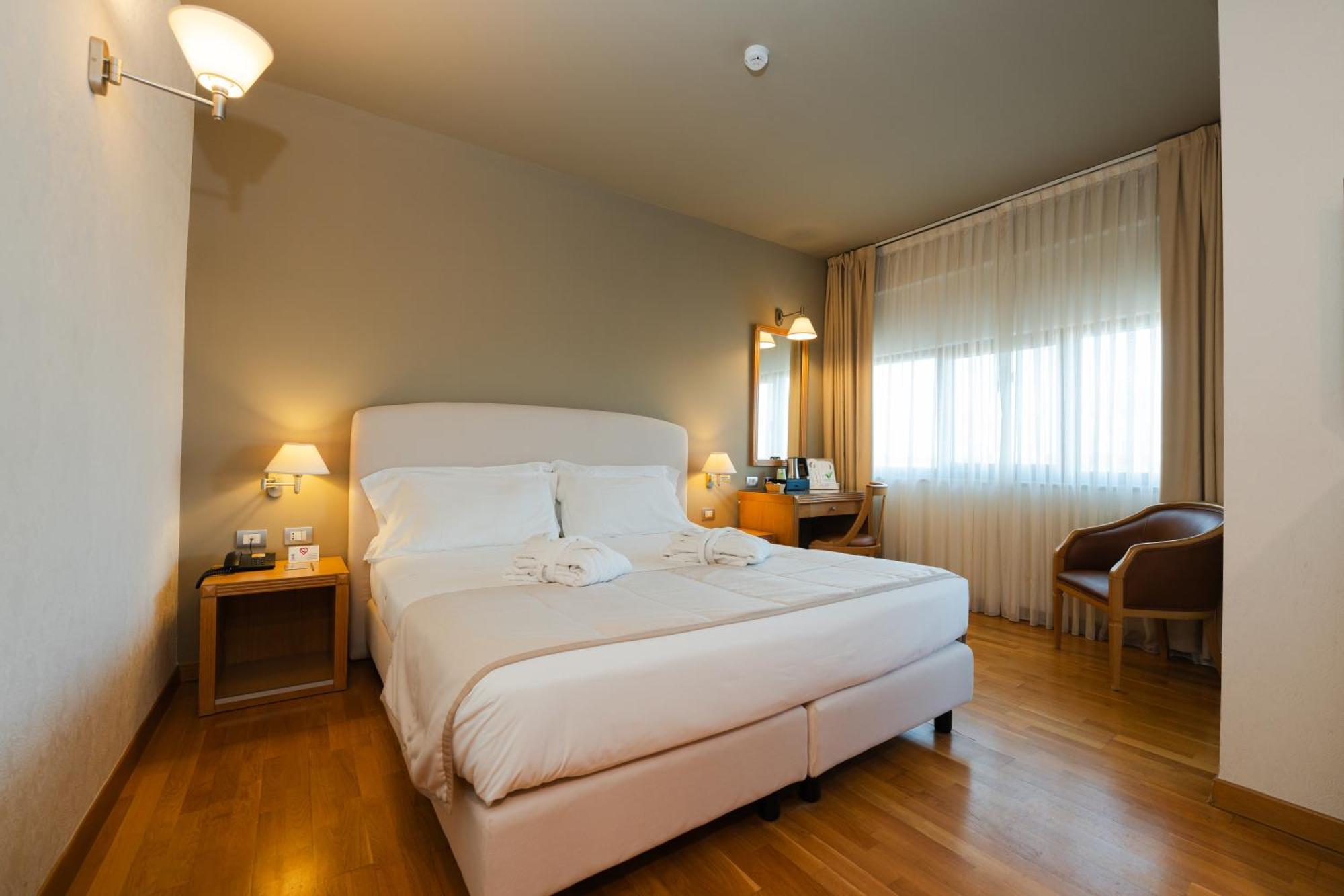 Hotel Touring Карпи Екстериор снимка