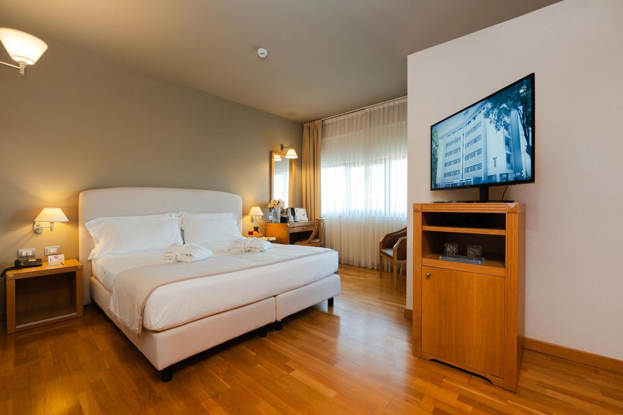 Hotel Touring Карпи Екстериор снимка