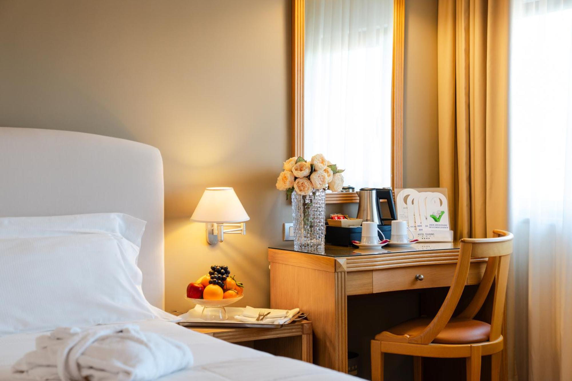 Hotel Touring Карпи Екстериор снимка