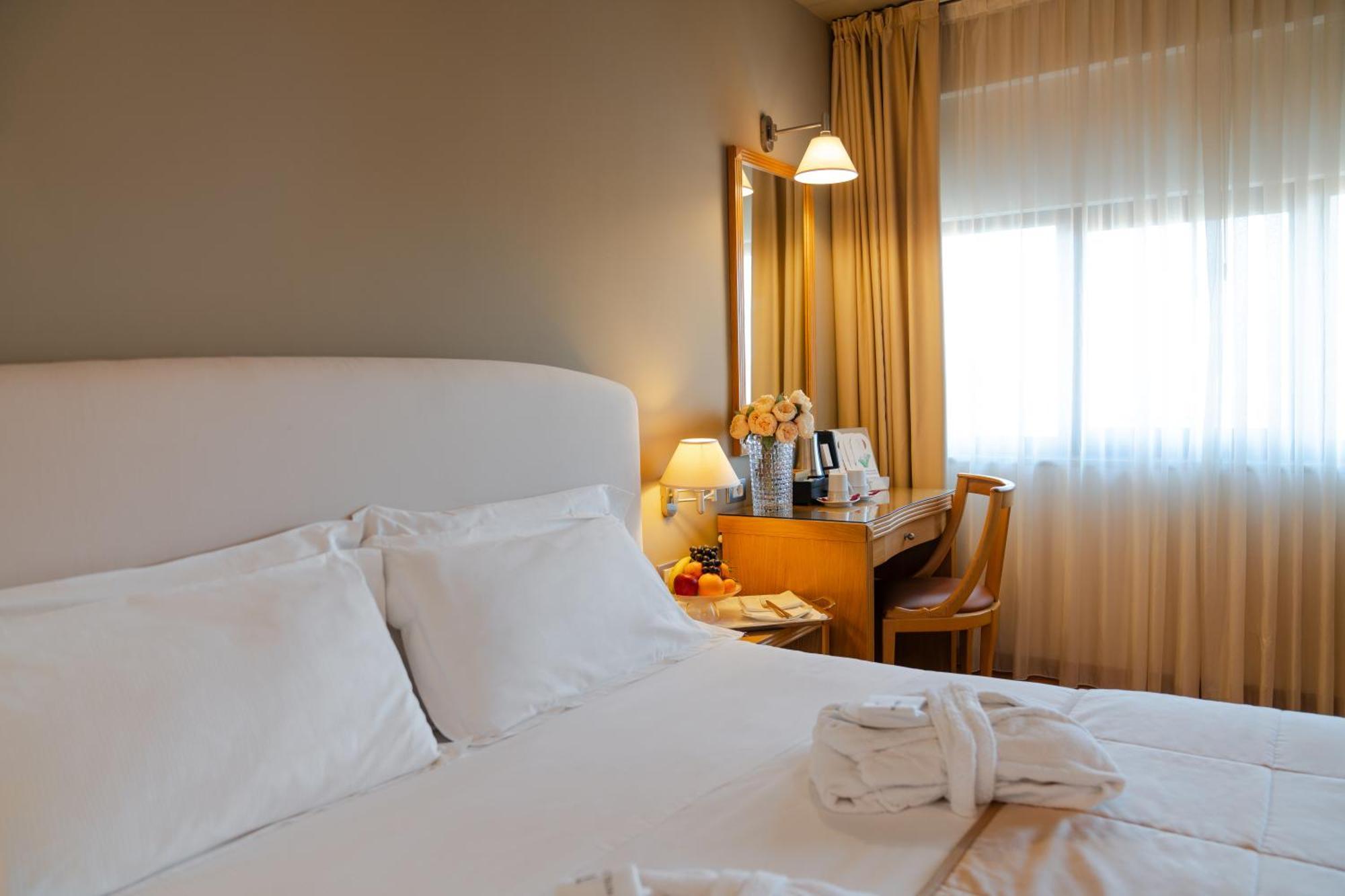 Hotel Touring Карпи Екстериор снимка