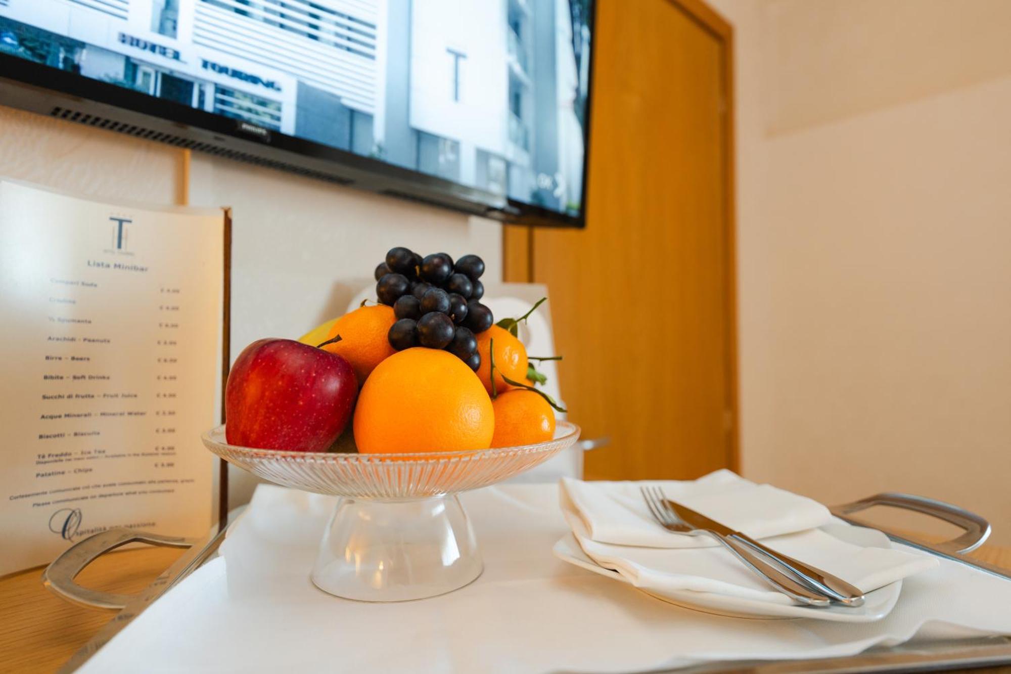 Hotel Touring Карпи Екстериор снимка