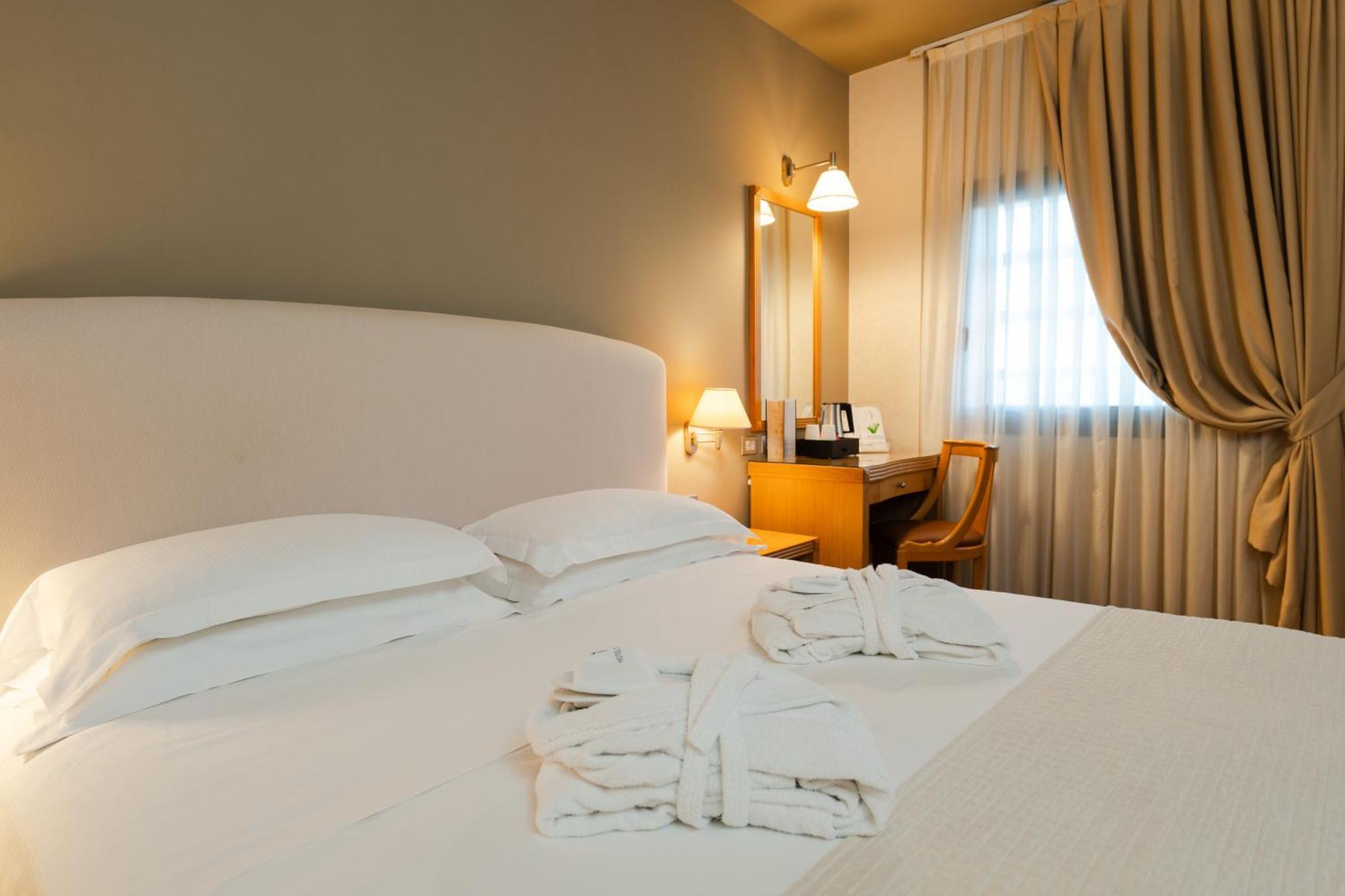 Hotel Touring Карпи Екстериор снимка