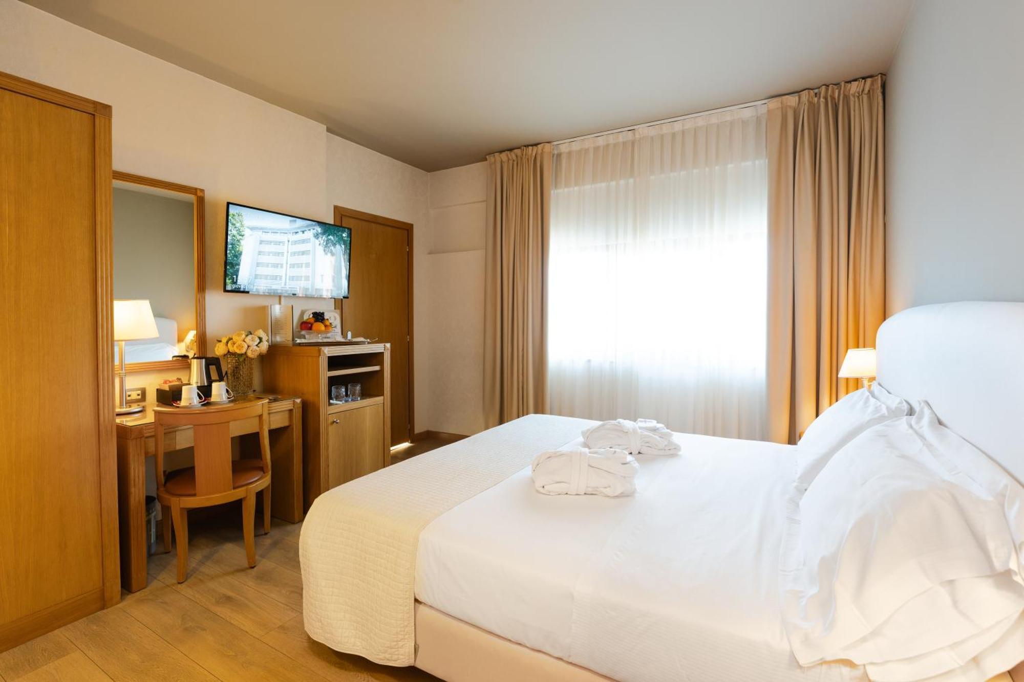 Hotel Touring Карпи Екстериор снимка