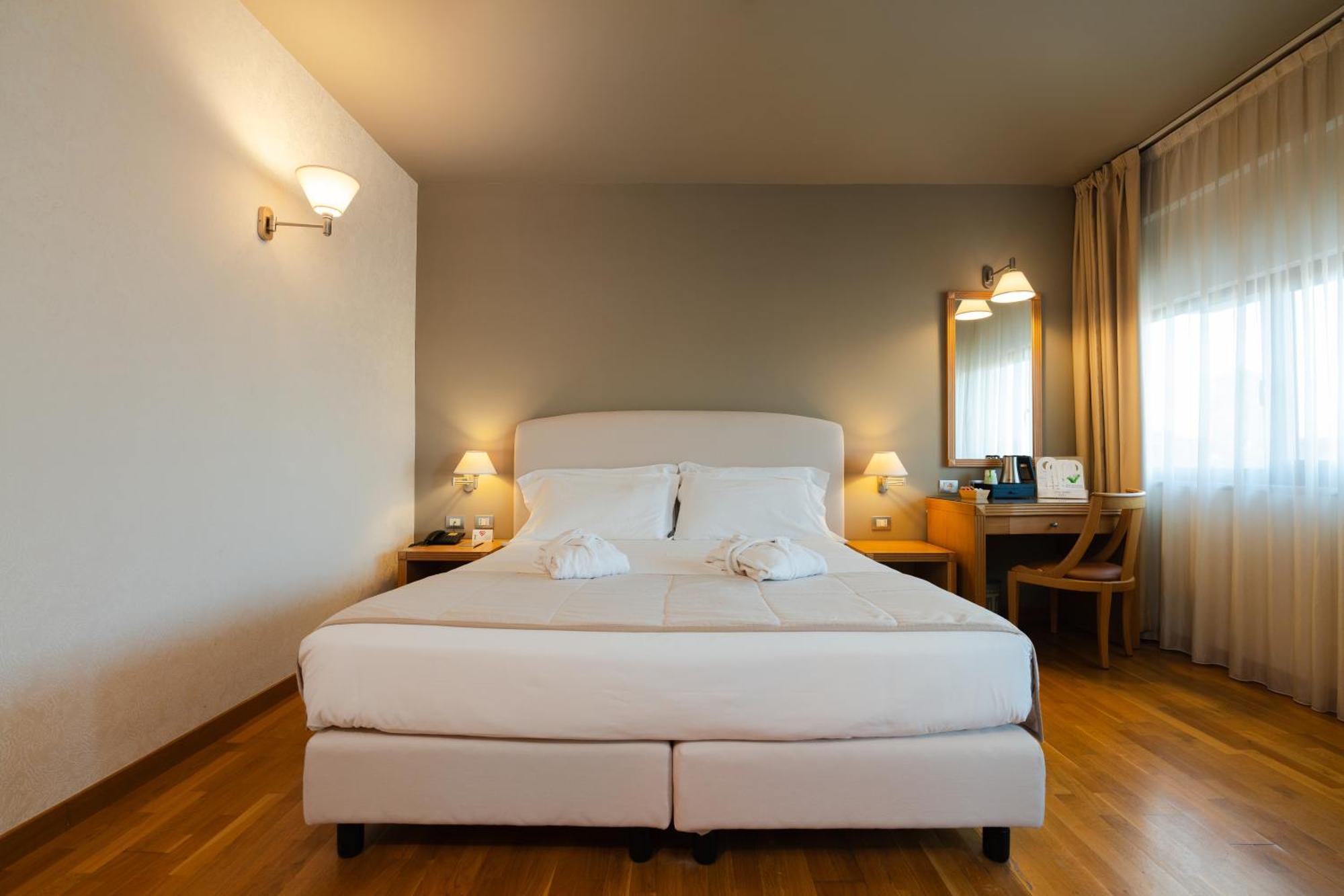 Hotel Touring Карпи Екстериор снимка