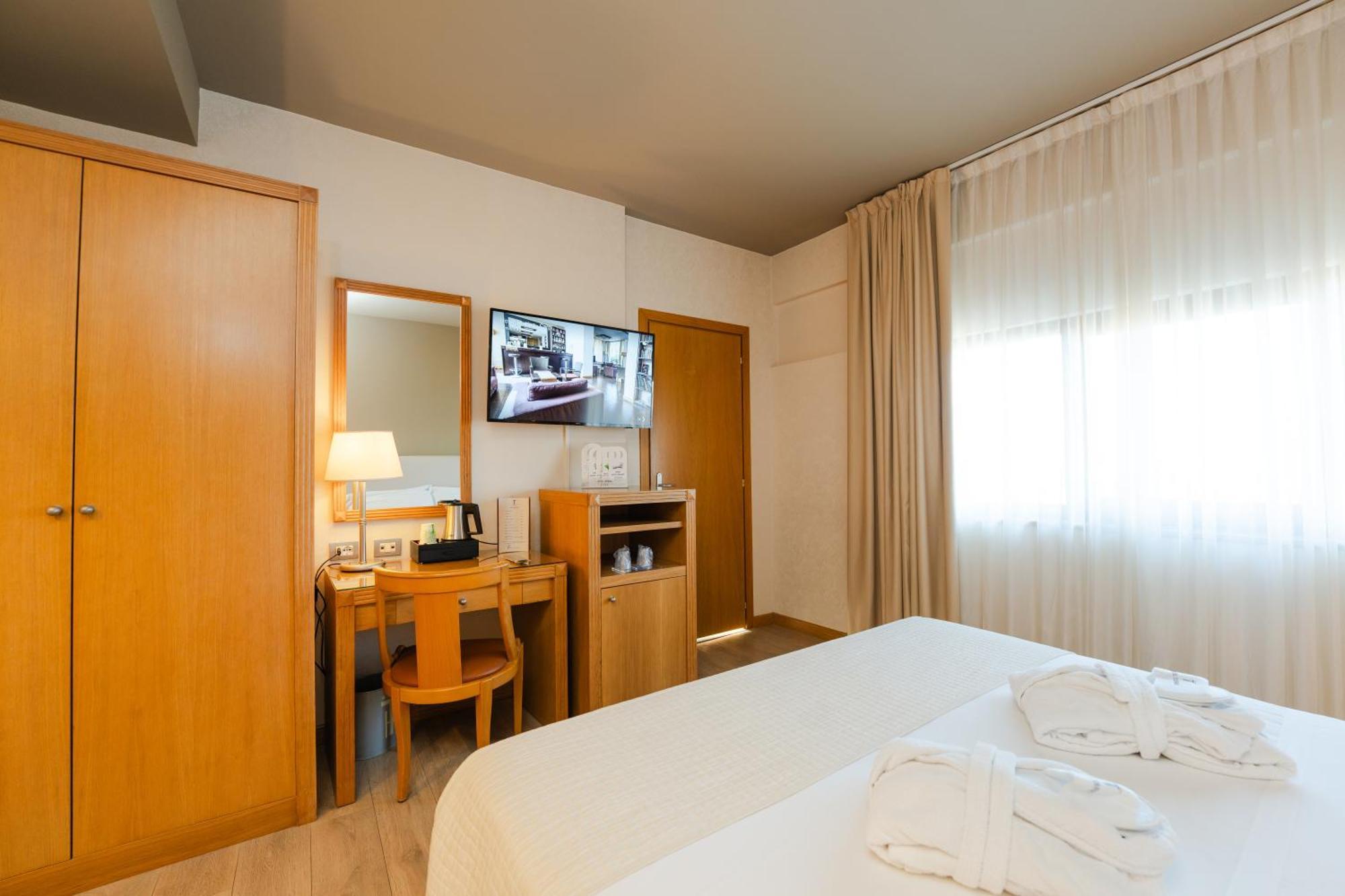 Hotel Touring Карпи Екстериор снимка