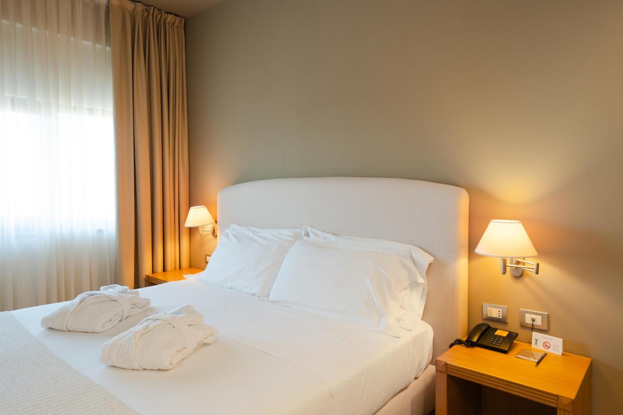 Hotel Touring Карпи Екстериор снимка