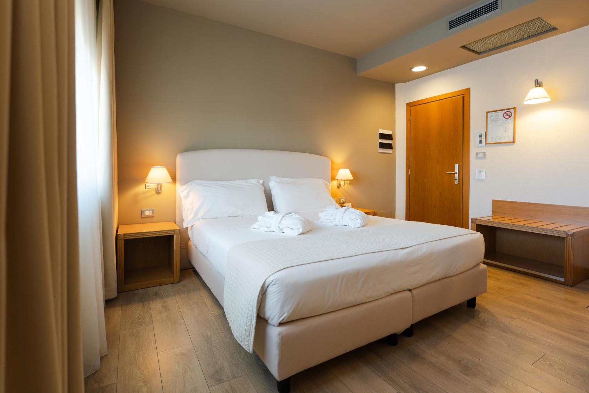 Hotel Touring Карпи Екстериор снимка