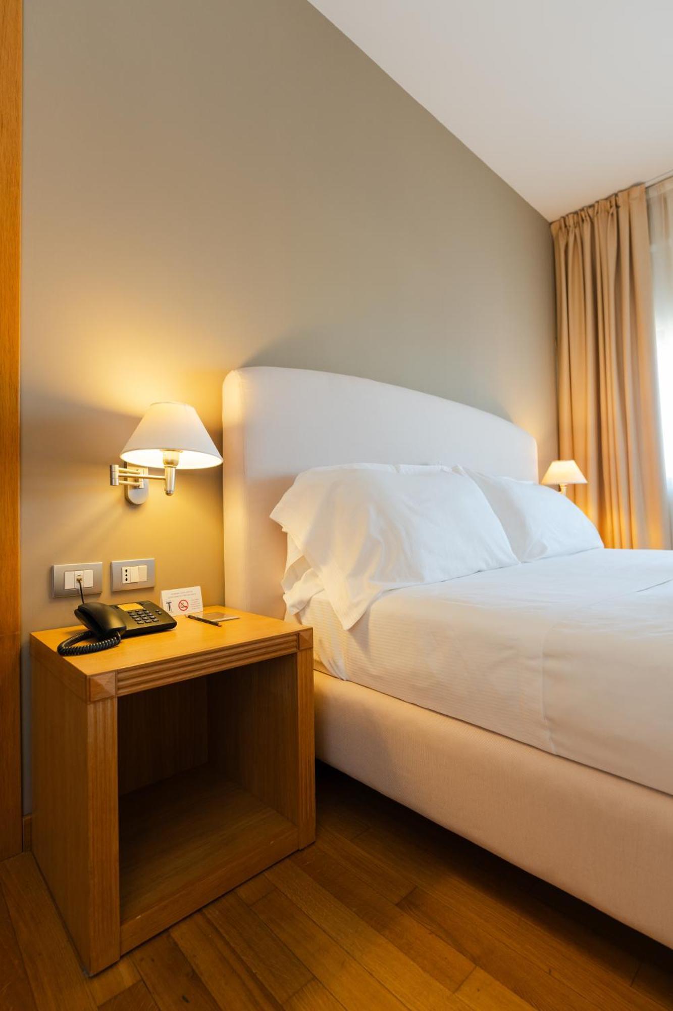 Hotel Touring Карпи Екстериор снимка