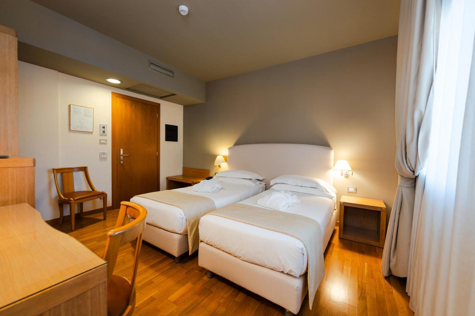 Hotel Touring Карпи Екстериор снимка