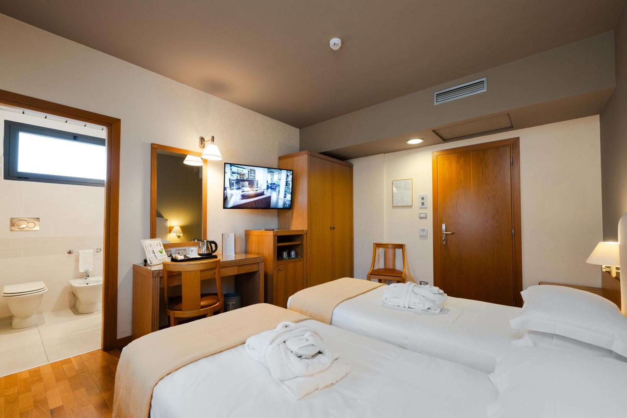 Hotel Touring Карпи Екстериор снимка