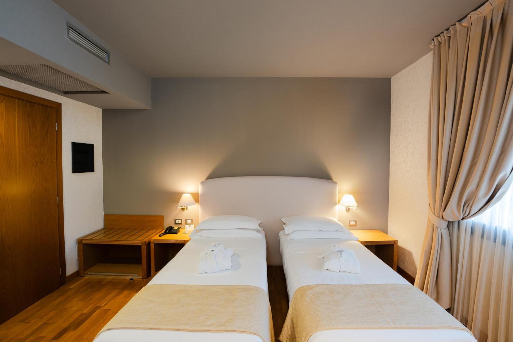 Hotel Touring Карпи Екстериор снимка