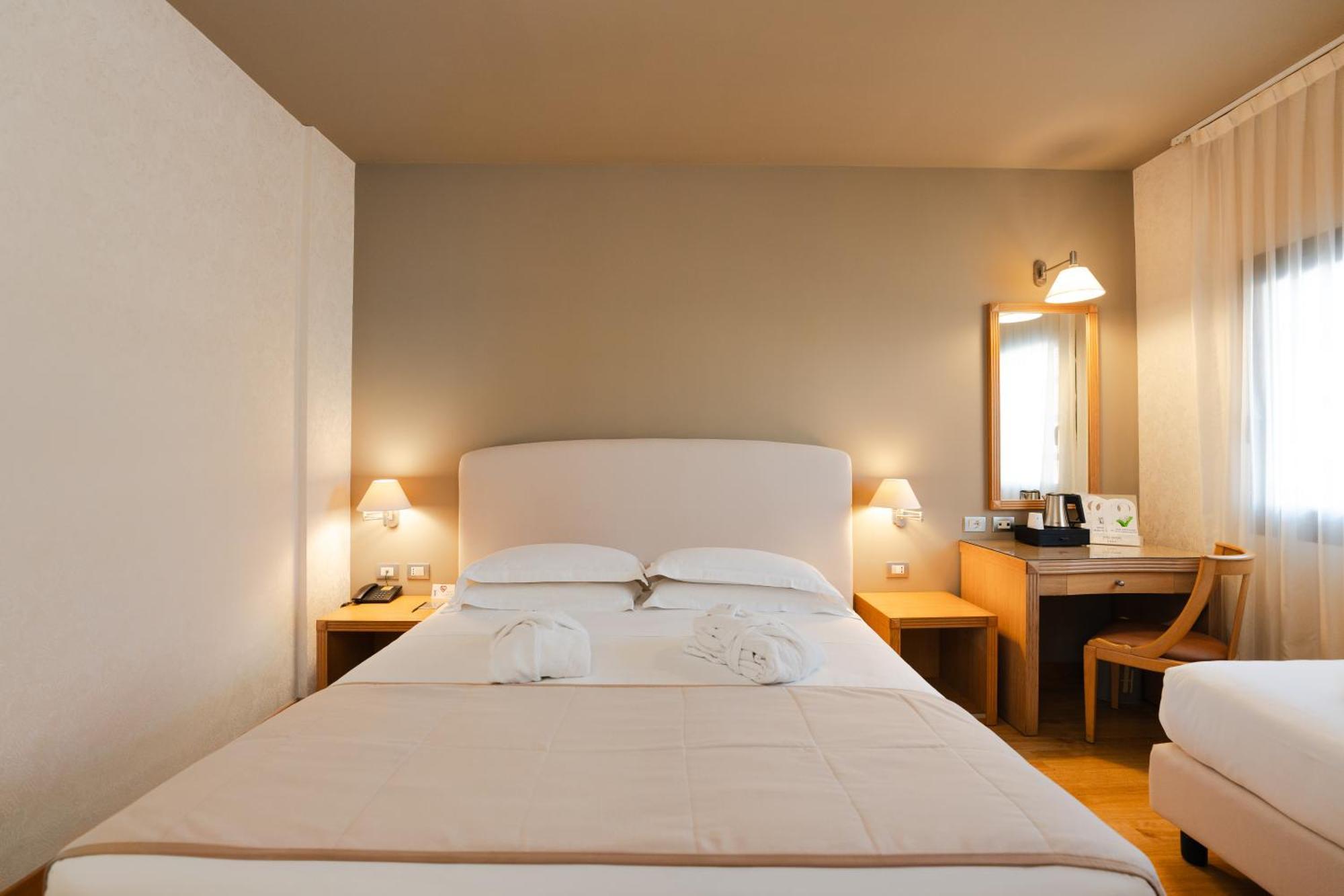 Hotel Touring Карпи Екстериор снимка