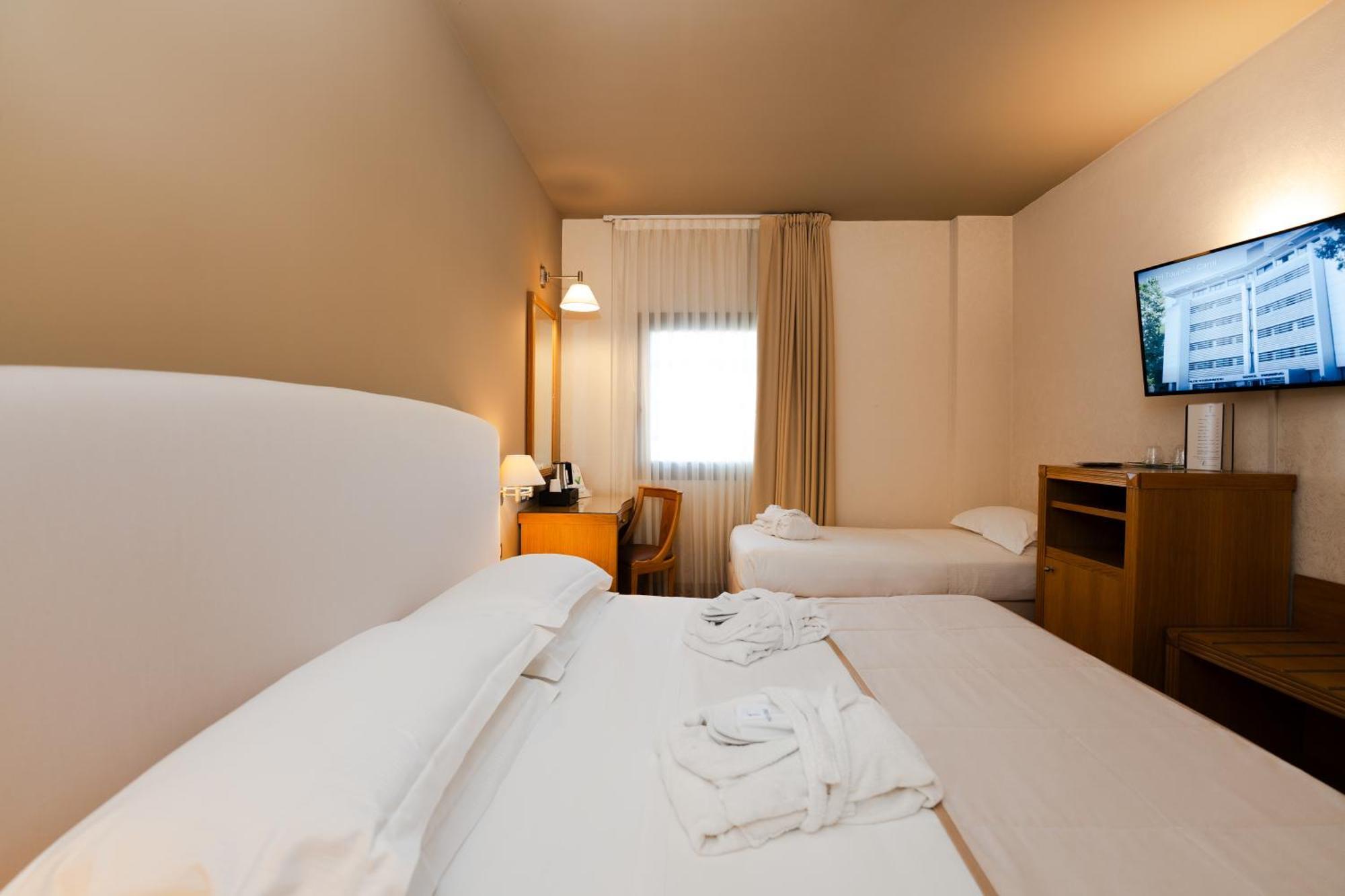 Hotel Touring Карпи Екстериор снимка