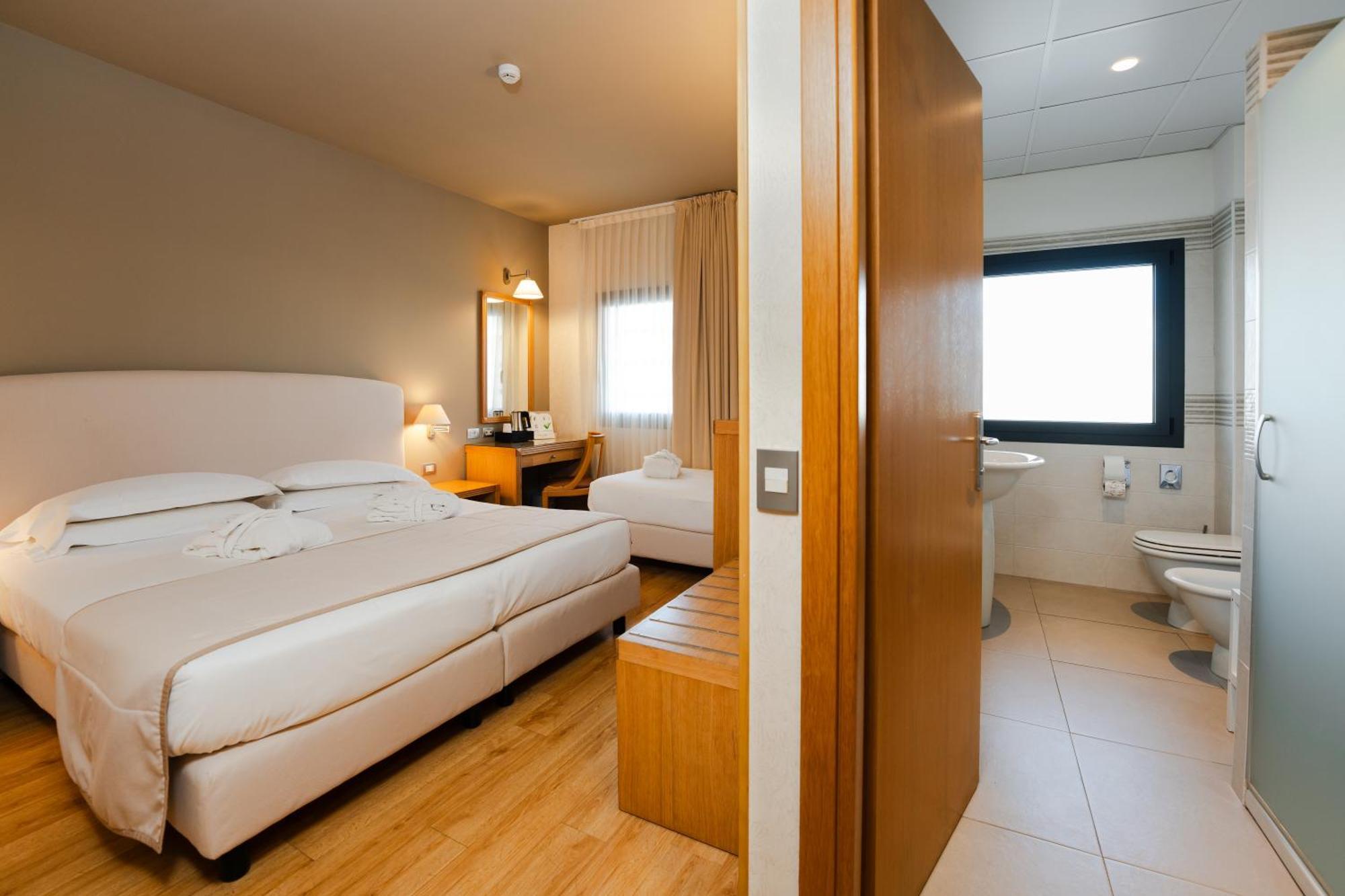 Hotel Touring Карпи Екстериор снимка