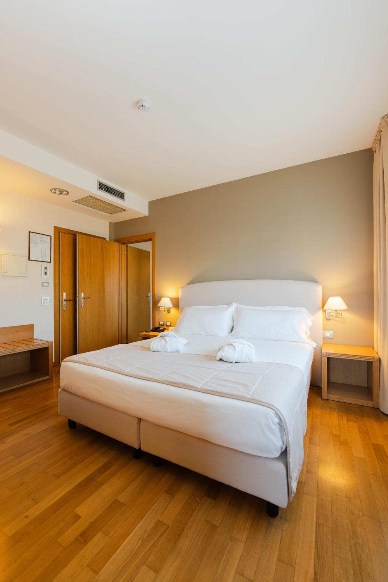 Hotel Touring Карпи Екстериор снимка