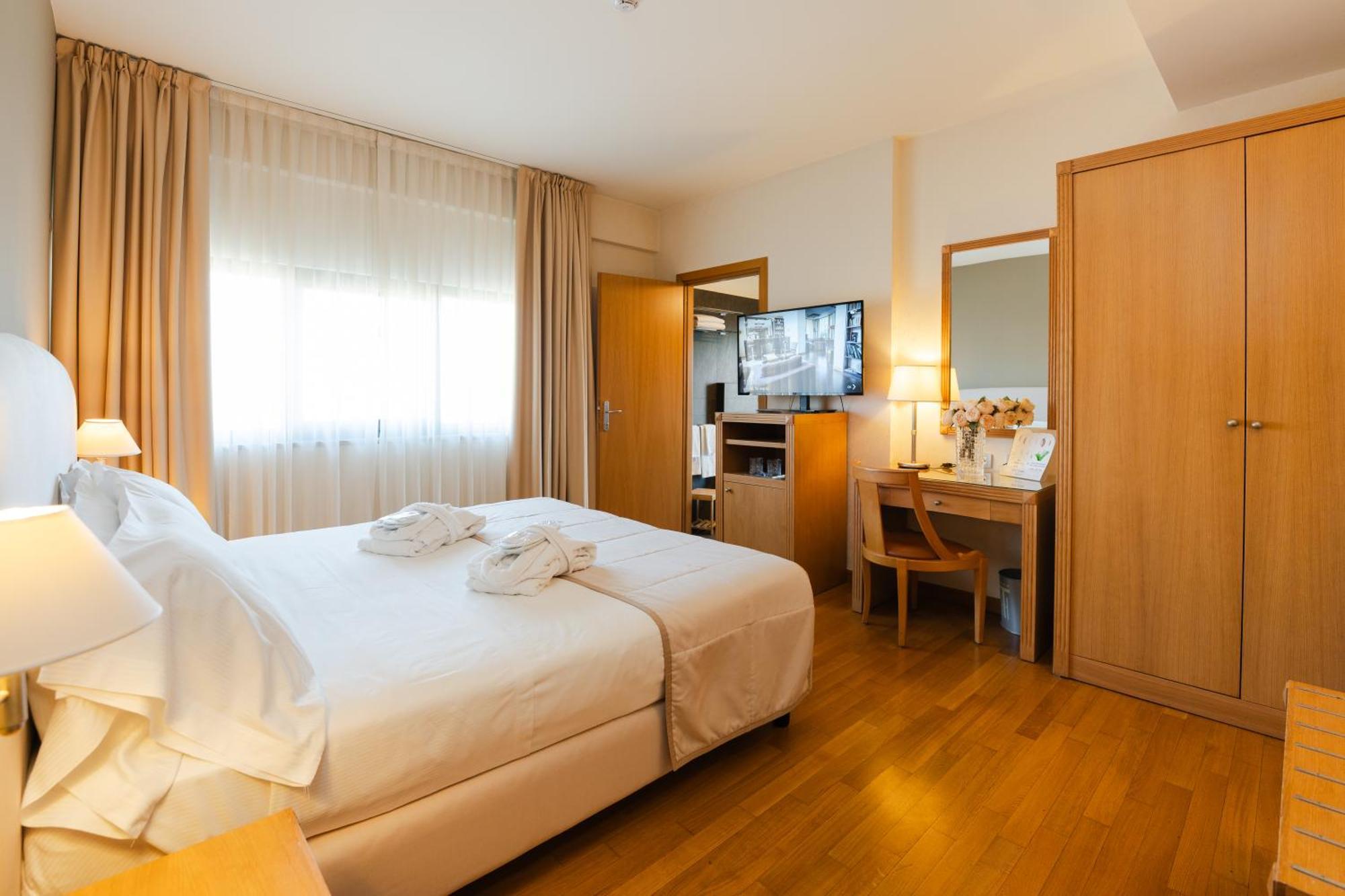 Hotel Touring Карпи Екстериор снимка
