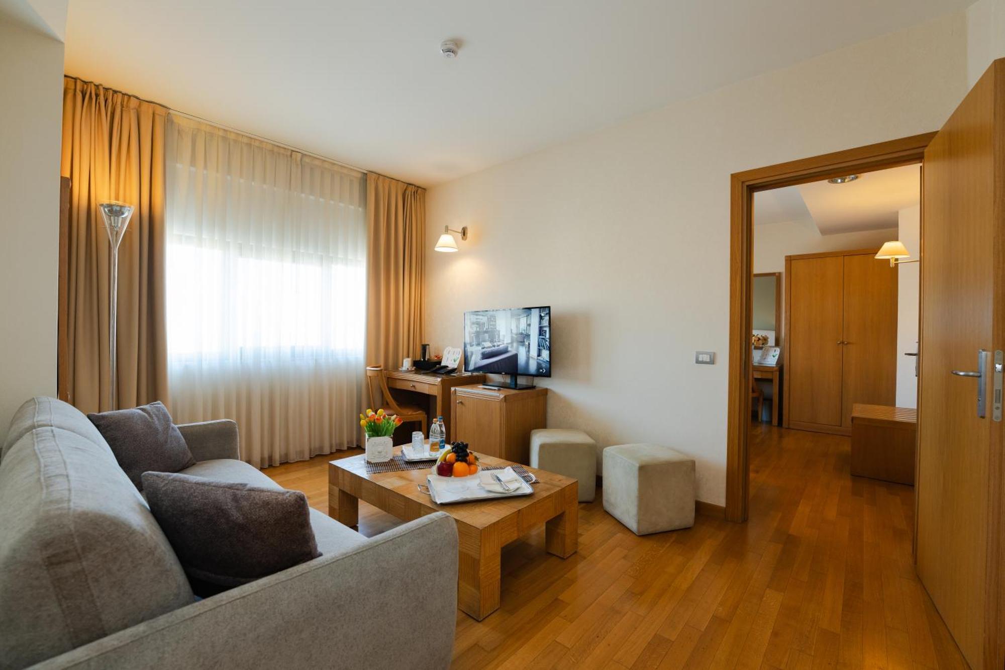 Hotel Touring Карпи Екстериор снимка