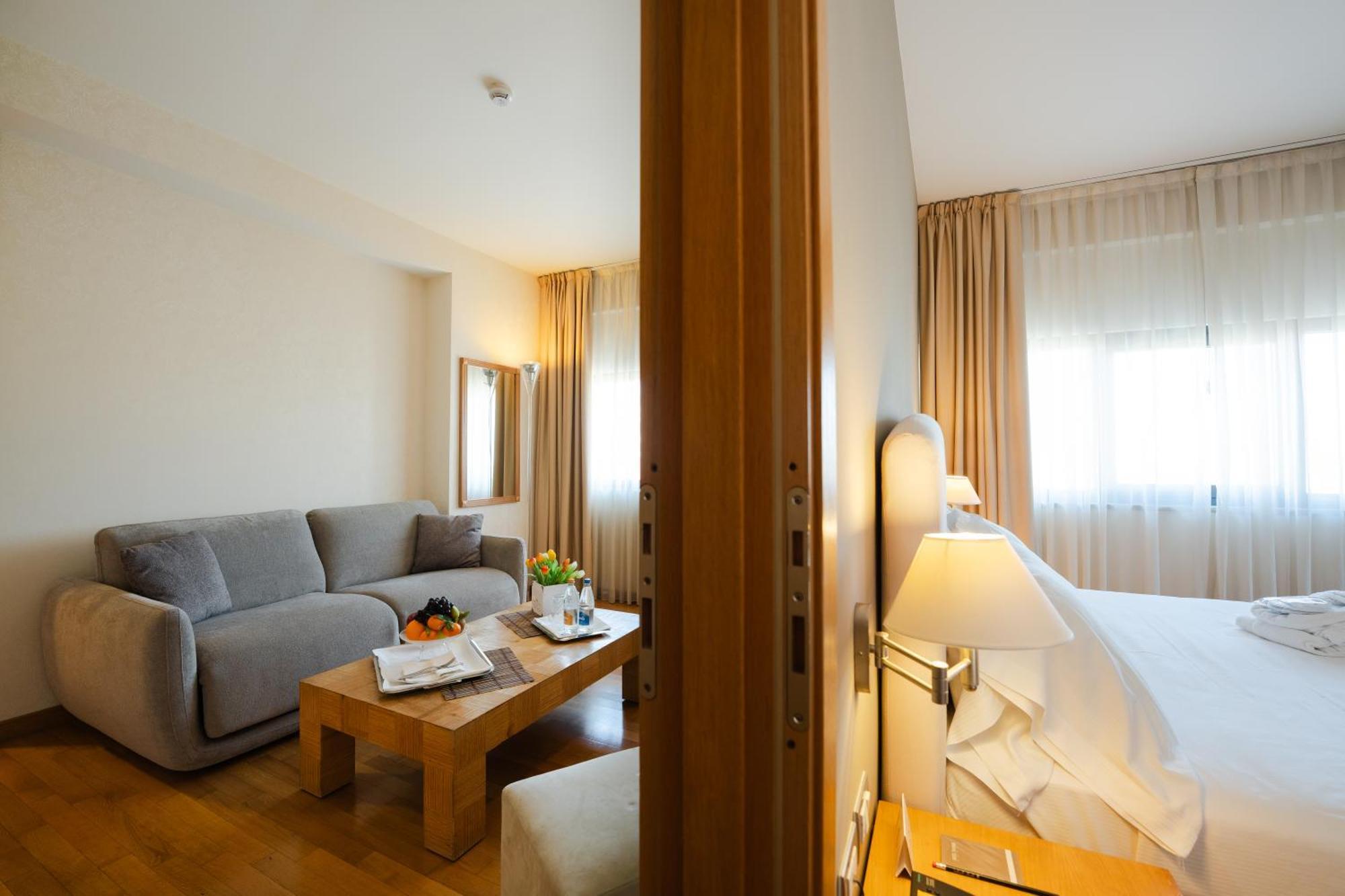 Hotel Touring Карпи Екстериор снимка