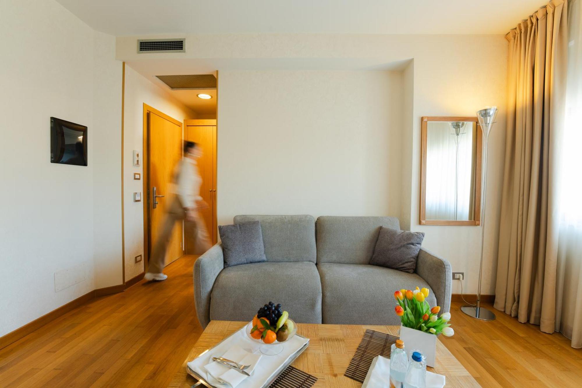 Hotel Touring Карпи Екстериор снимка